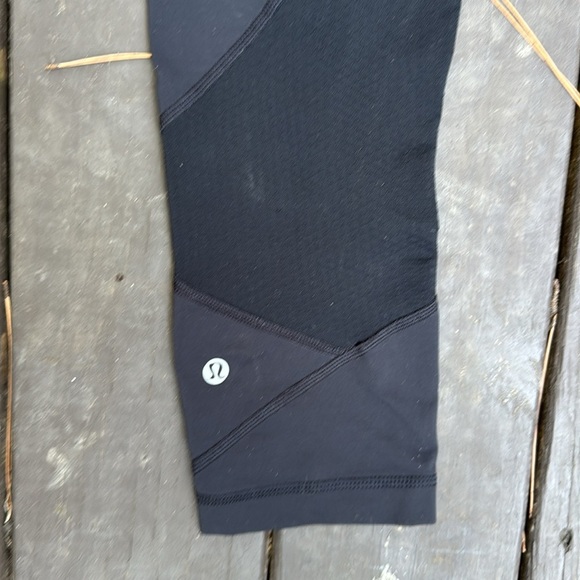 Lululemon Black Capri Leggings with sheer accents size 6 - Picture 4 of 5